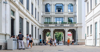 Fornøyet studenter ved NABA